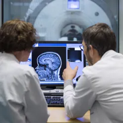 To forskere ser på MR på skjerm. Foto