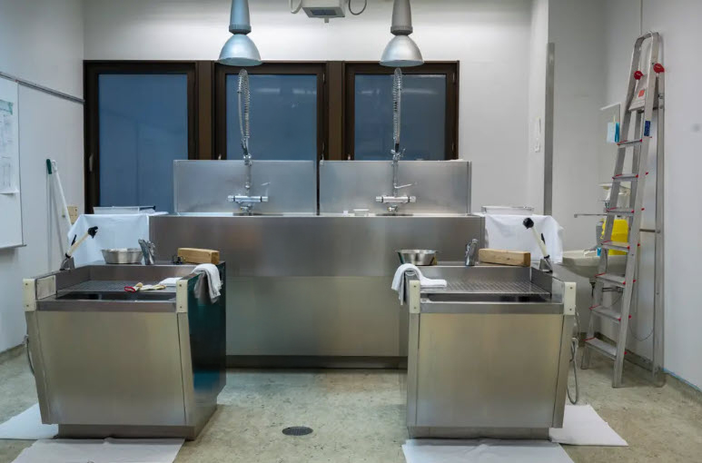 Et kjøkken med hvitevarer i rustfritt stål