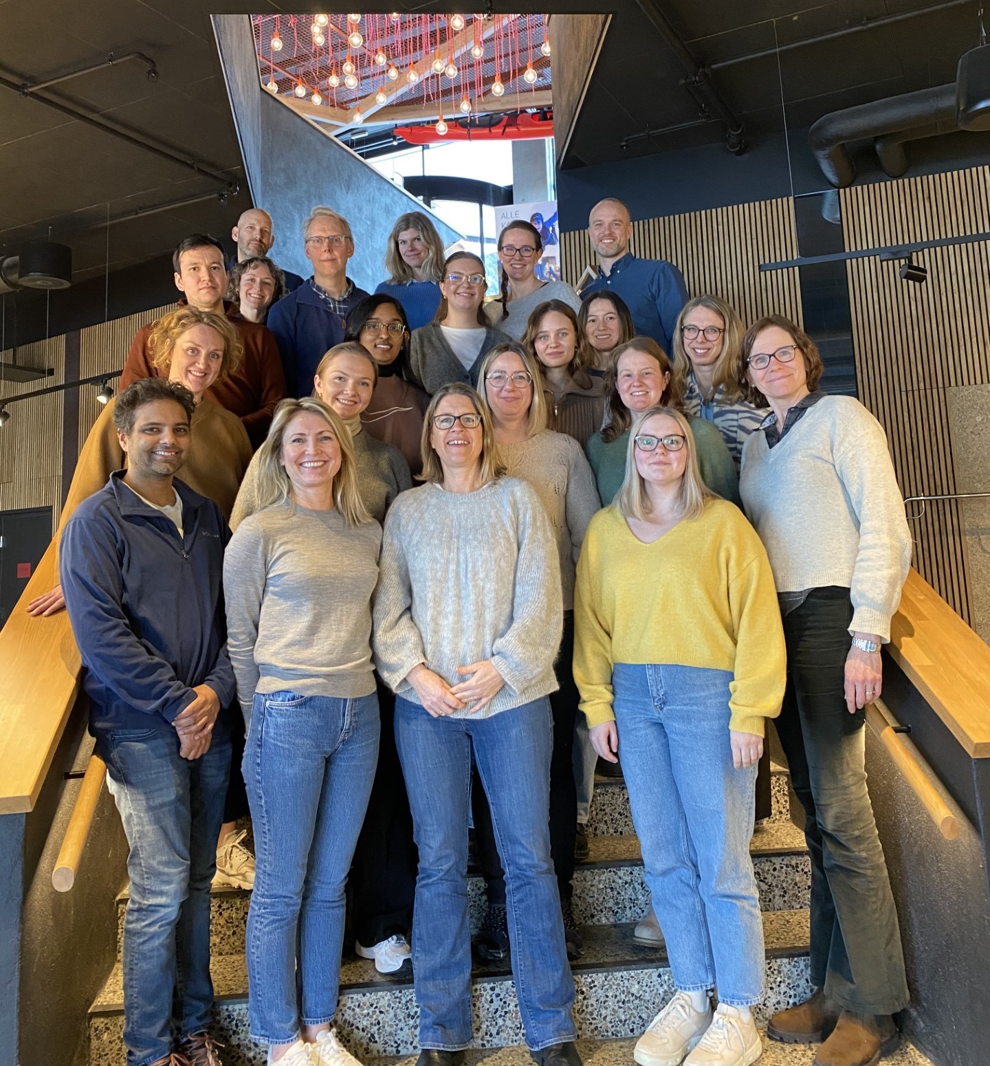 En gruppe mennesker som poserer for et bilde