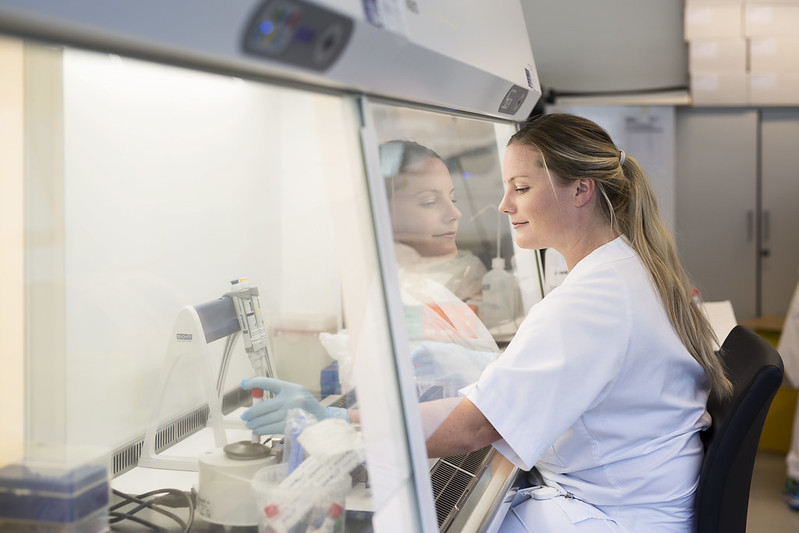 En kvinne som ser på en mann i et datalaboratorium