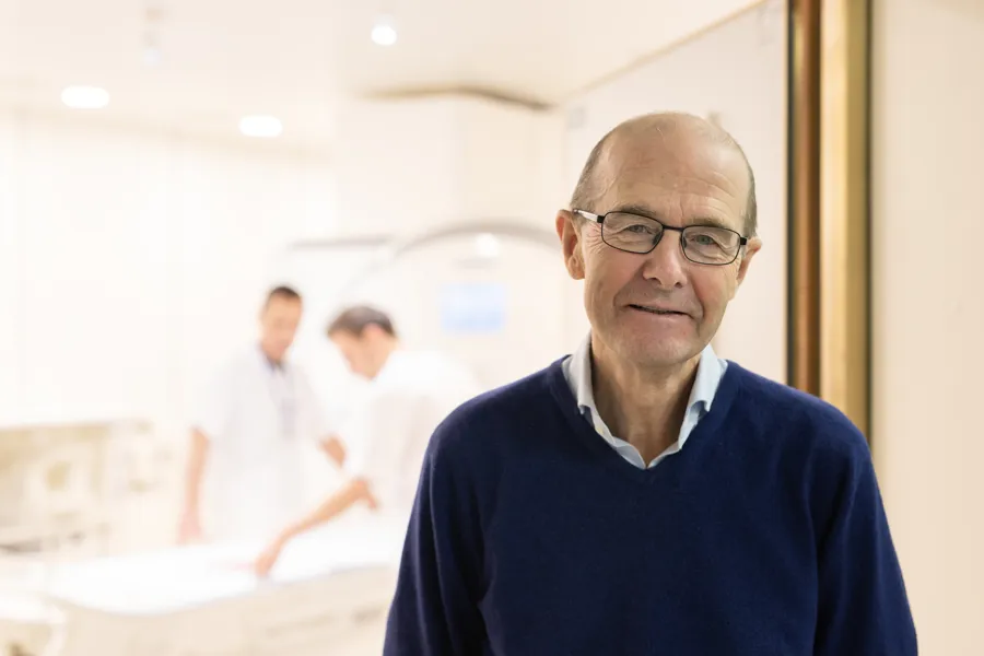 Mann ved inngang til rom med røntgenmaskin