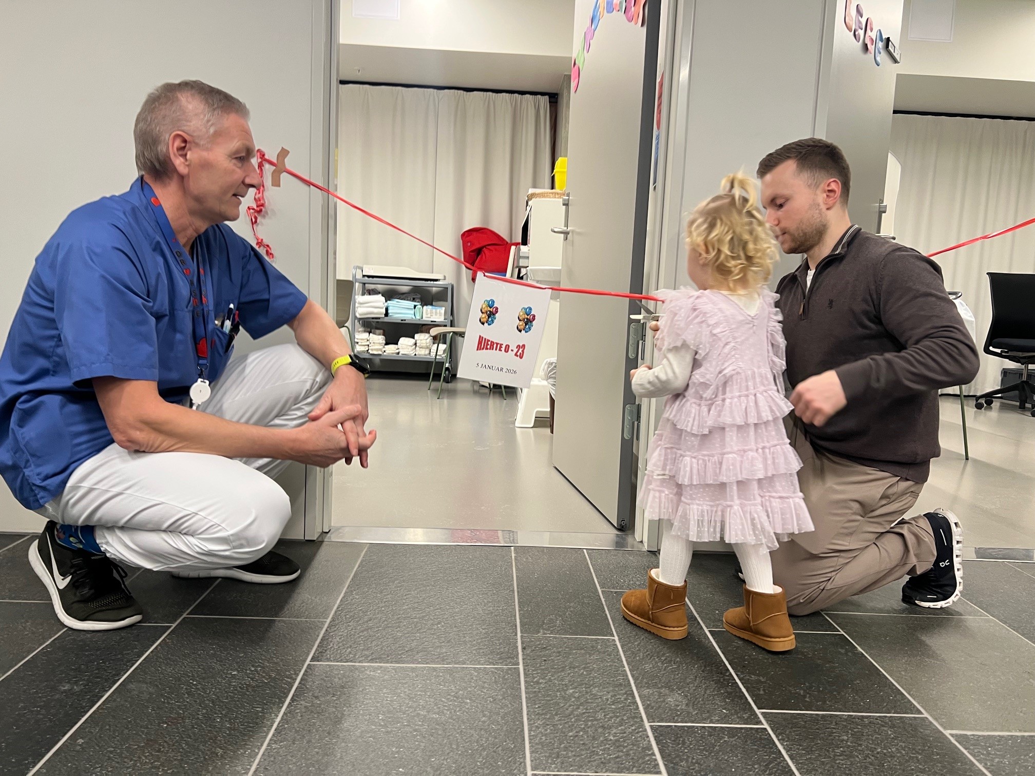 Seksjonsoverlege Asle Hirth, Nathalie og pappa Joakim.