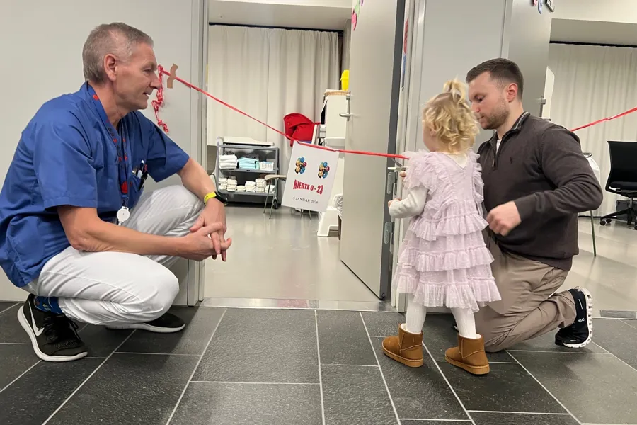 Seksjonsoverlege Asle Hirth, Nathalie og pappa Joakim.