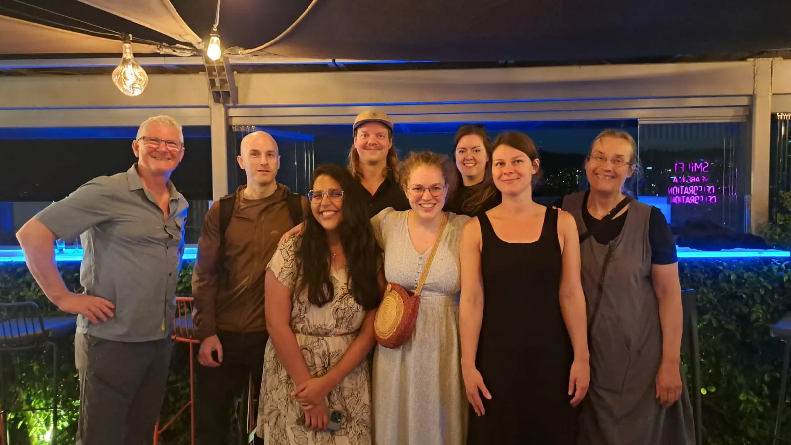 En gruppe mennesker som poserer for et bilde