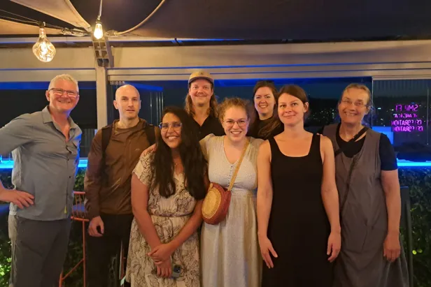 En gruppe mennesker som poserer for et bilde