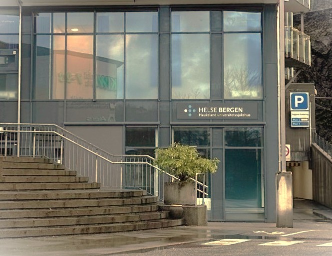 En bygning med glassvinduer