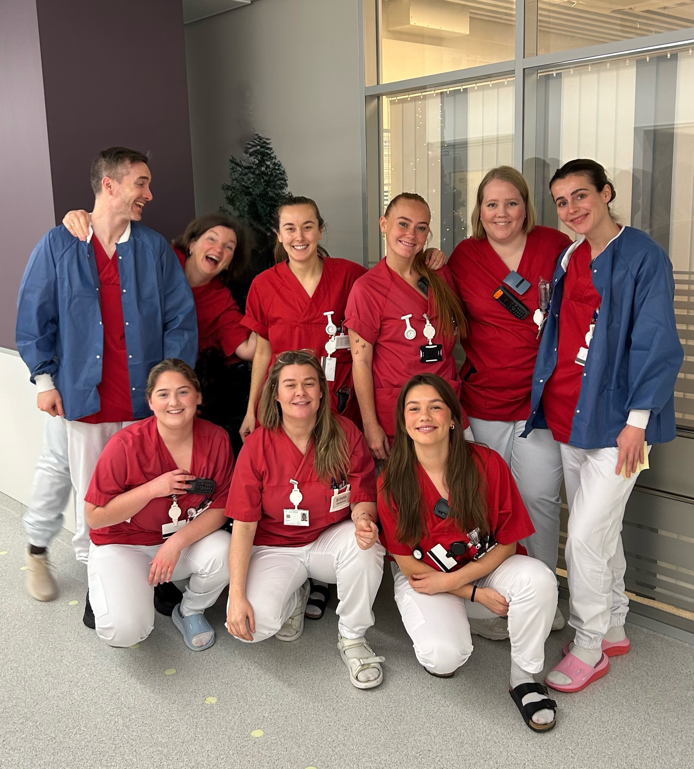 En gruppe mennesker som poserer for et bilde