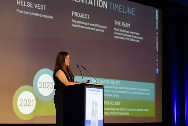 Ei dame som presenterer på konferanse.