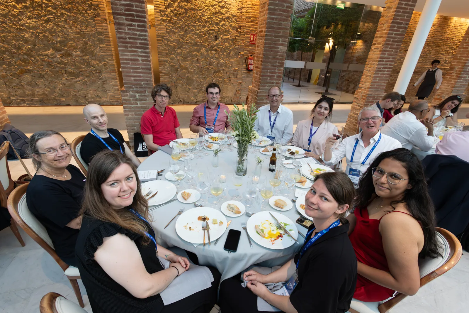 Gruppe som spise lunsj.