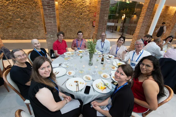 Gruppe som spise lunsj.