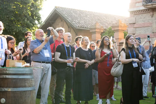 En gruppe som ser på event.