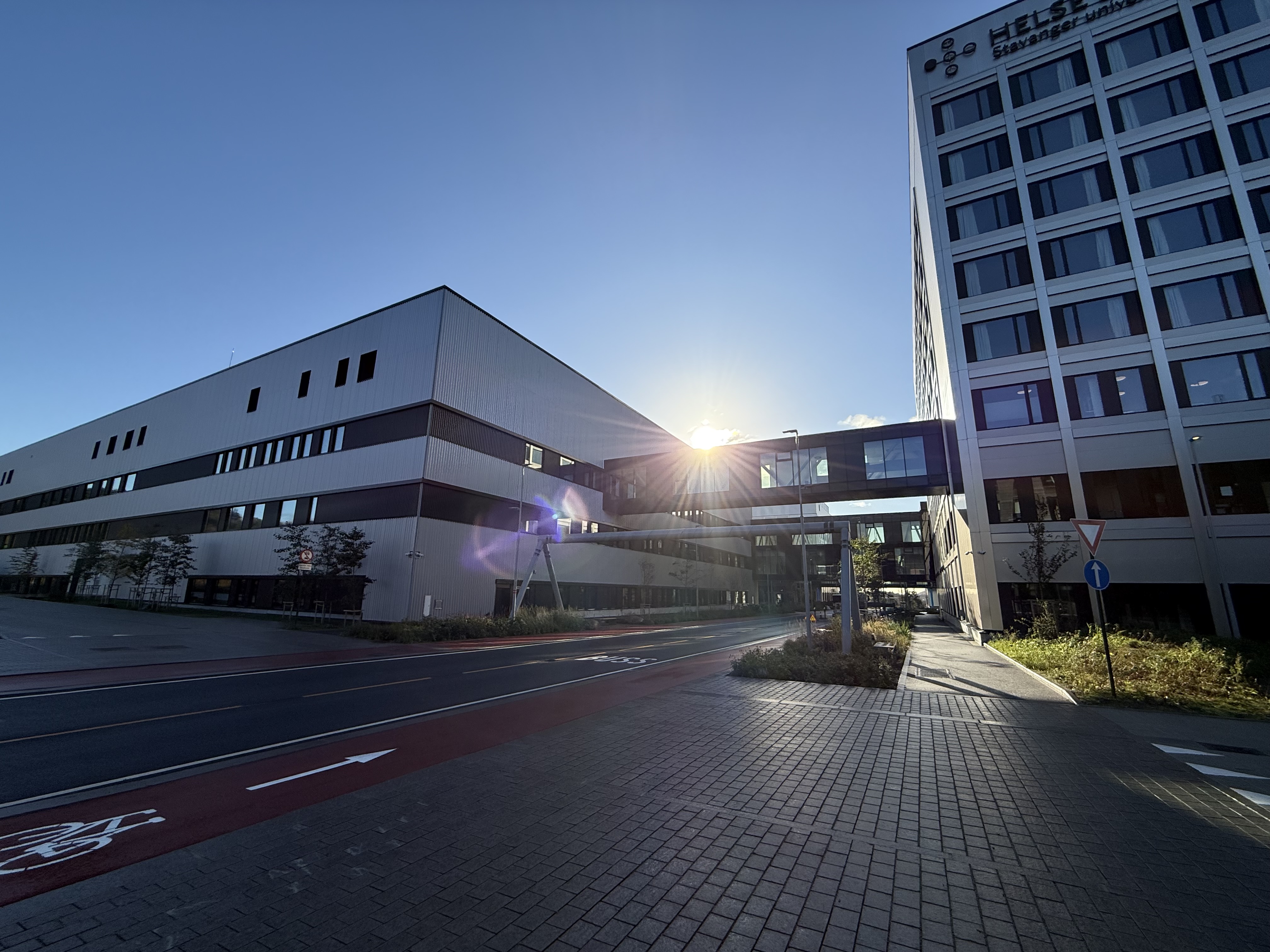 En bygning med lys på toppen