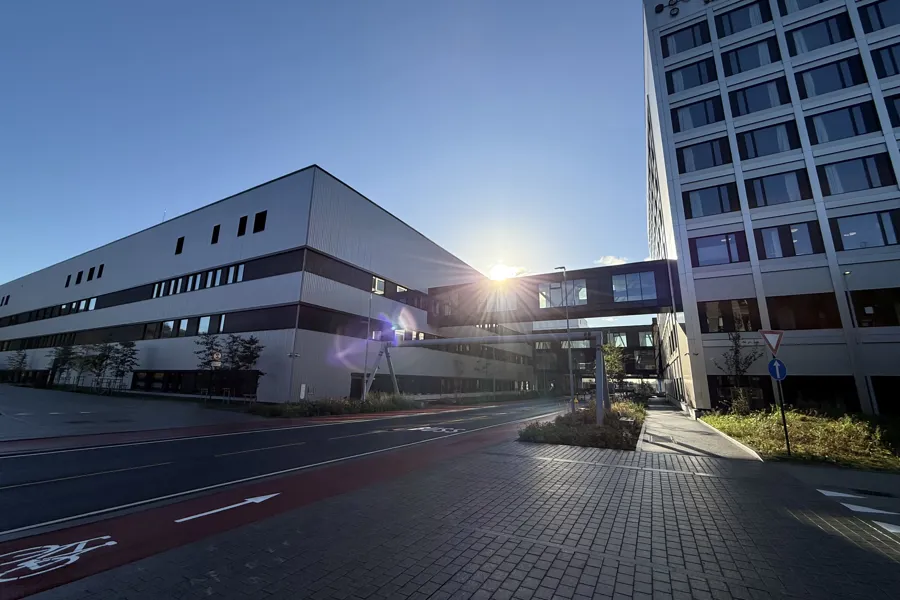 En bygning med lys på toppen