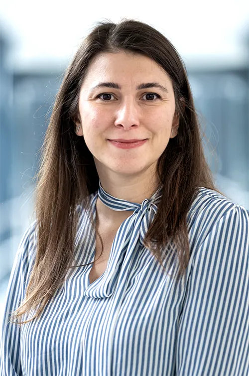 En kvinne med langt hår