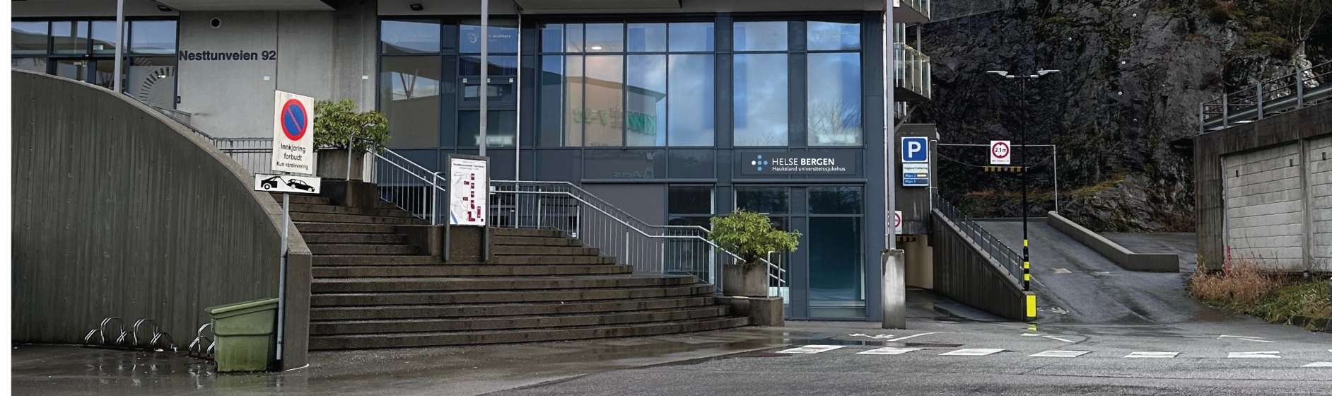 En bygning med trapper og et skilt