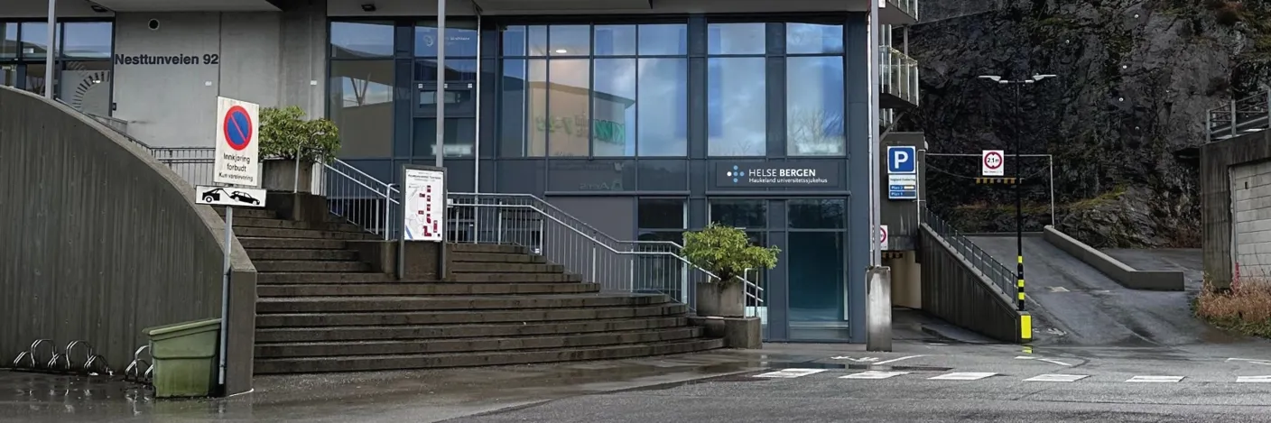 En bygning med trapper og et skilt