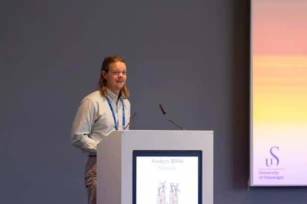 En man presenterer på konferanse.