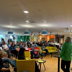 En gruppe mennesker i et kurslokale