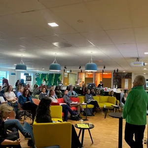 En gruppe mennesker i et kurslokale