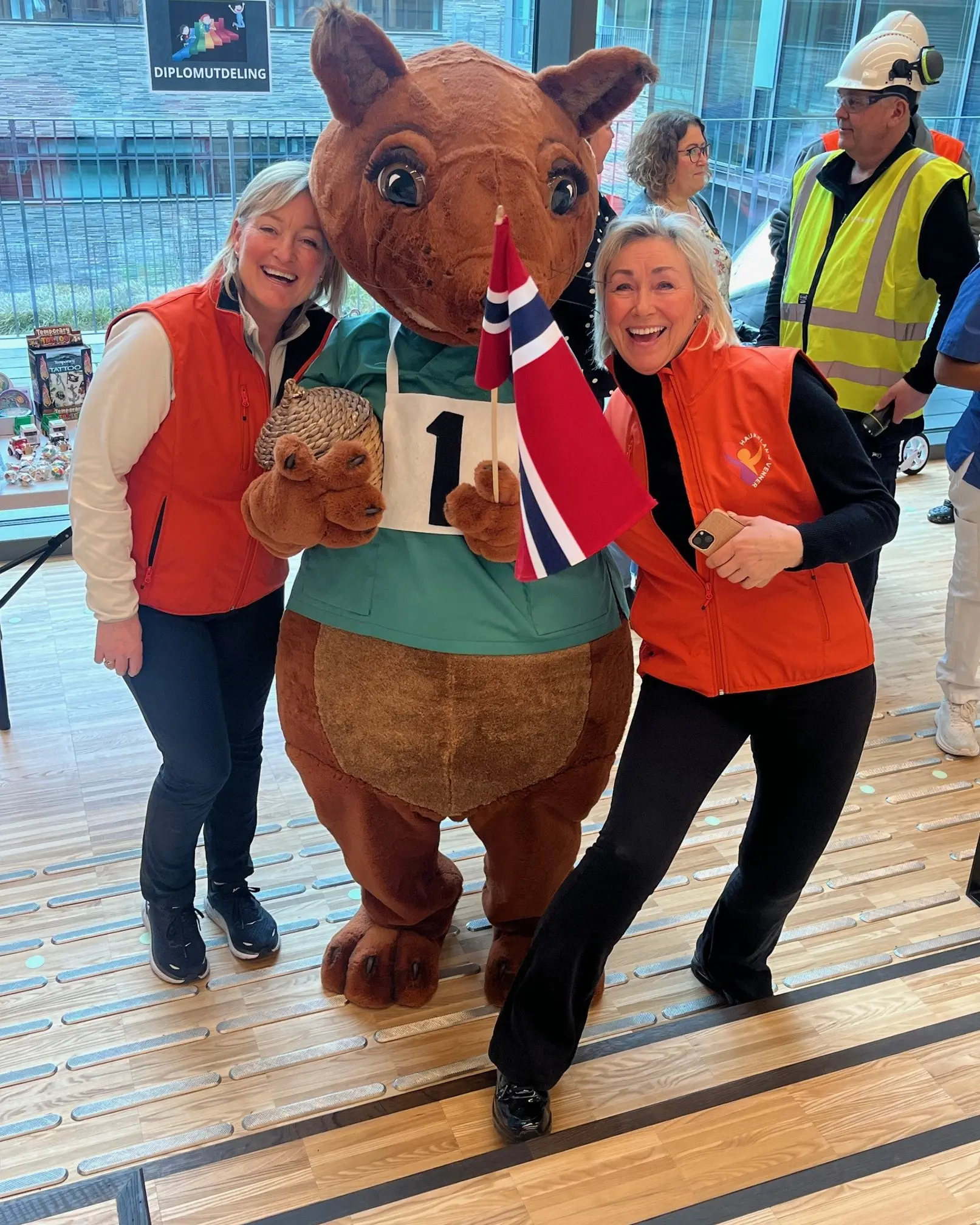 En person som står ved siden av en person i et plagg