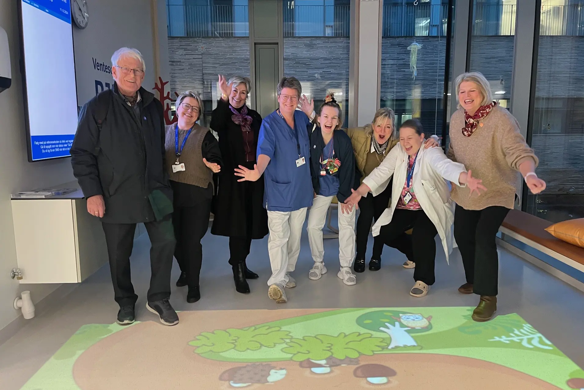 En gruppe mennesker som poserer for et bilde