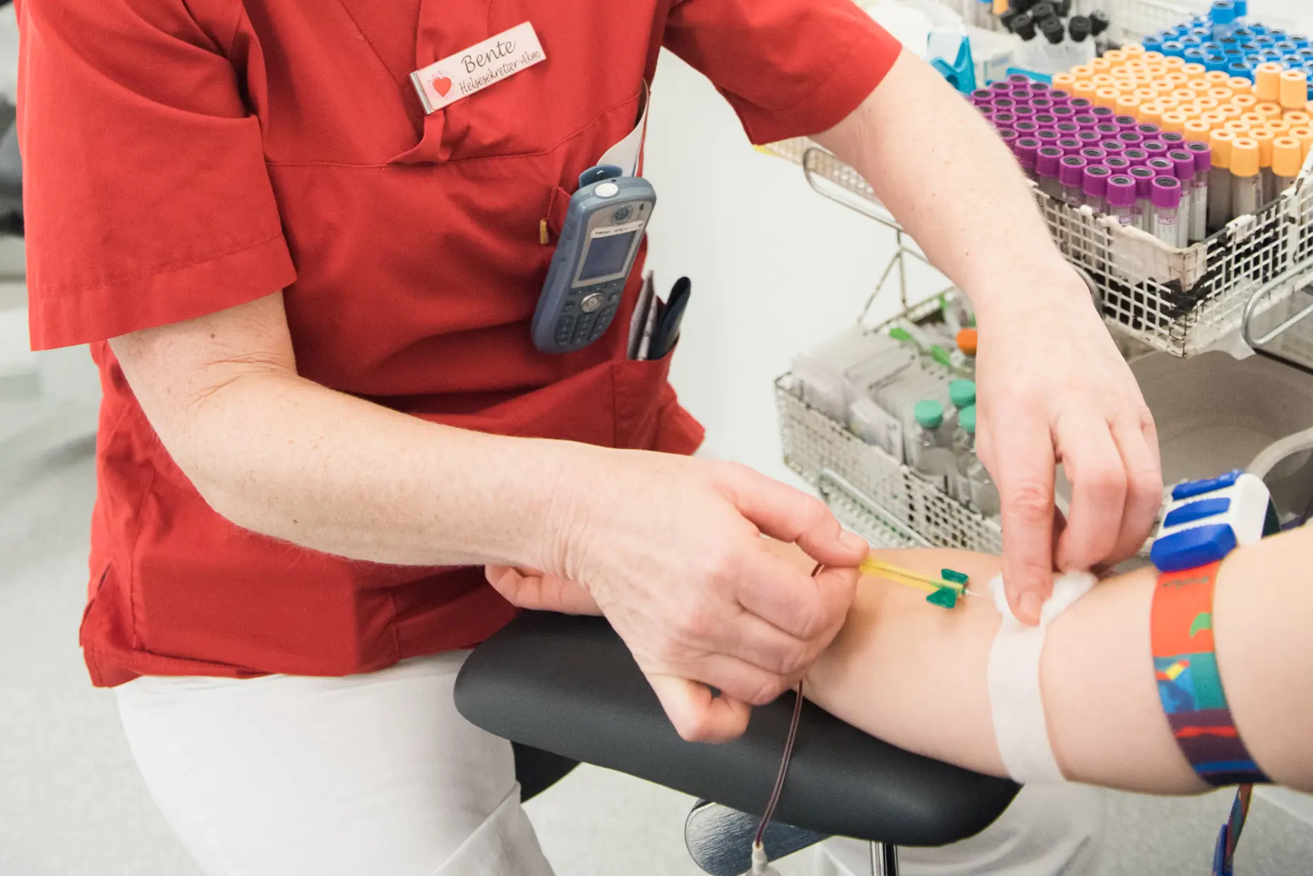 En person som holder en enhet