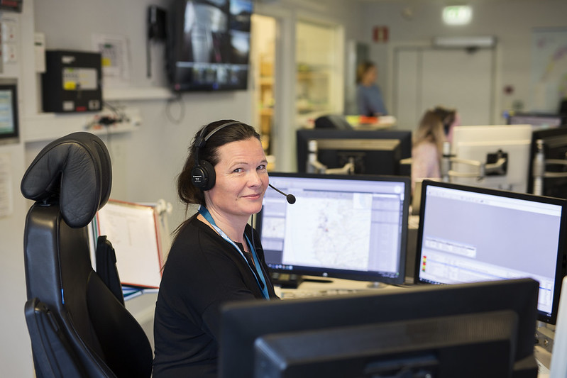 En person som har på seg hodetelefoner