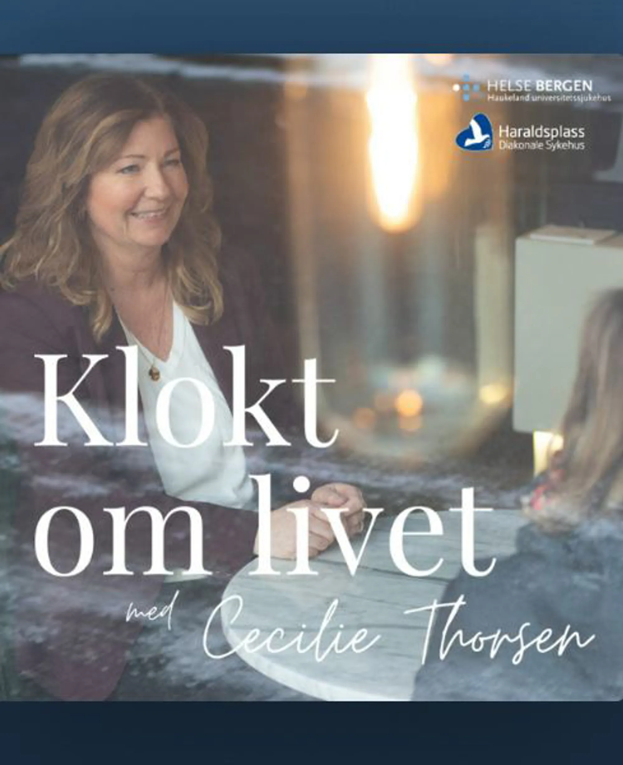 En kvinne som smiler og holder hendene samlet på bord, i samtale med annen kvinne. Logo Haraldsplass diakonale sykehus og Haukeland universitetssjukehus: Klokt om livet