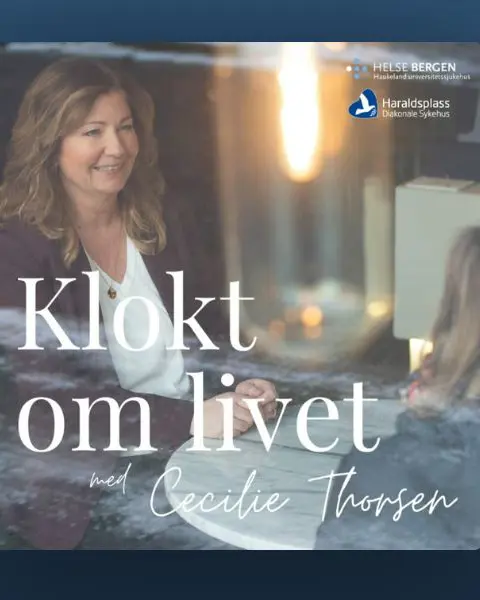 En kvinne som smiler og holder hendene samlet på bord, i samtale med annen kvinne. Logo Haraldsplass diakonale sykehus og Haukeland universitetssjukehus: Klokt om livet