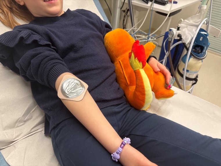 Emlakrem på ein arm