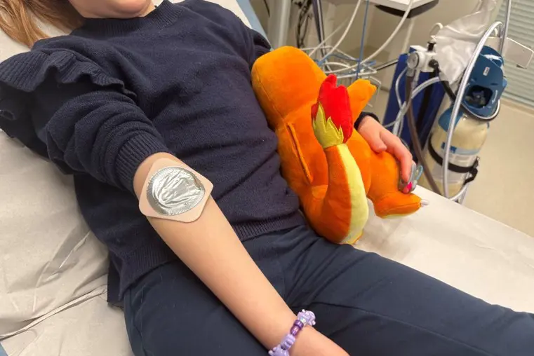 Emlakrem på ein arm