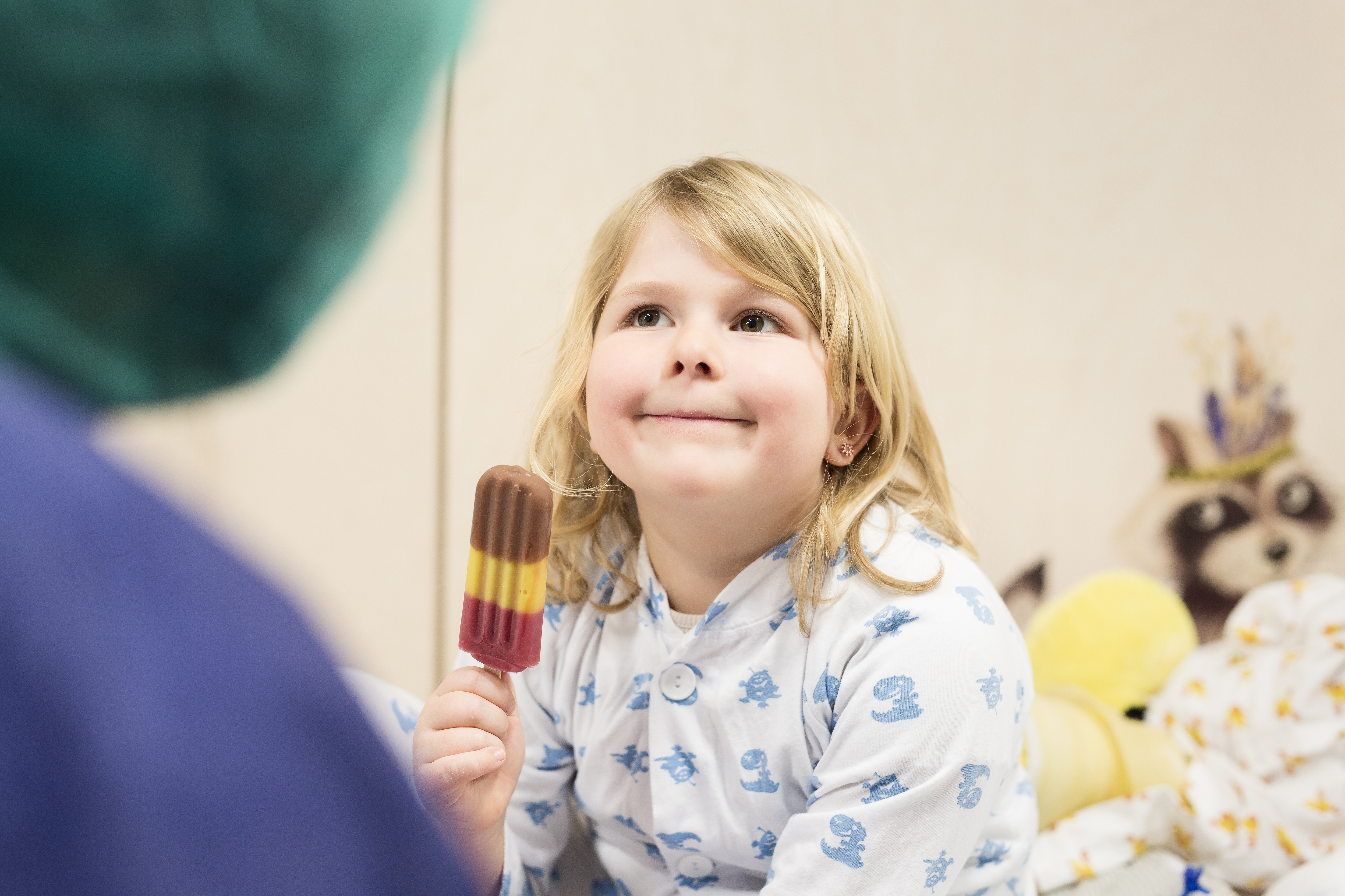 Et barn som spiser is