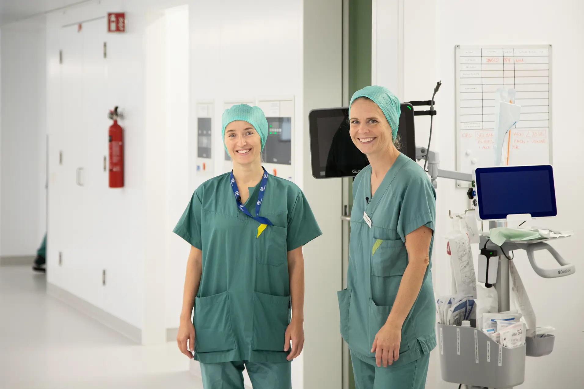 To mennesker i sykehusklær