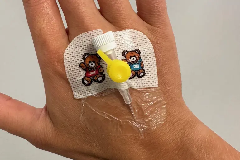 En hånd med veneflon og et plaster