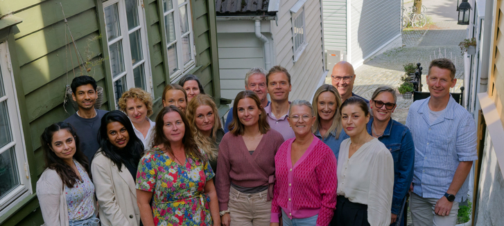 En gruppe mennesker som poserer for et bilde