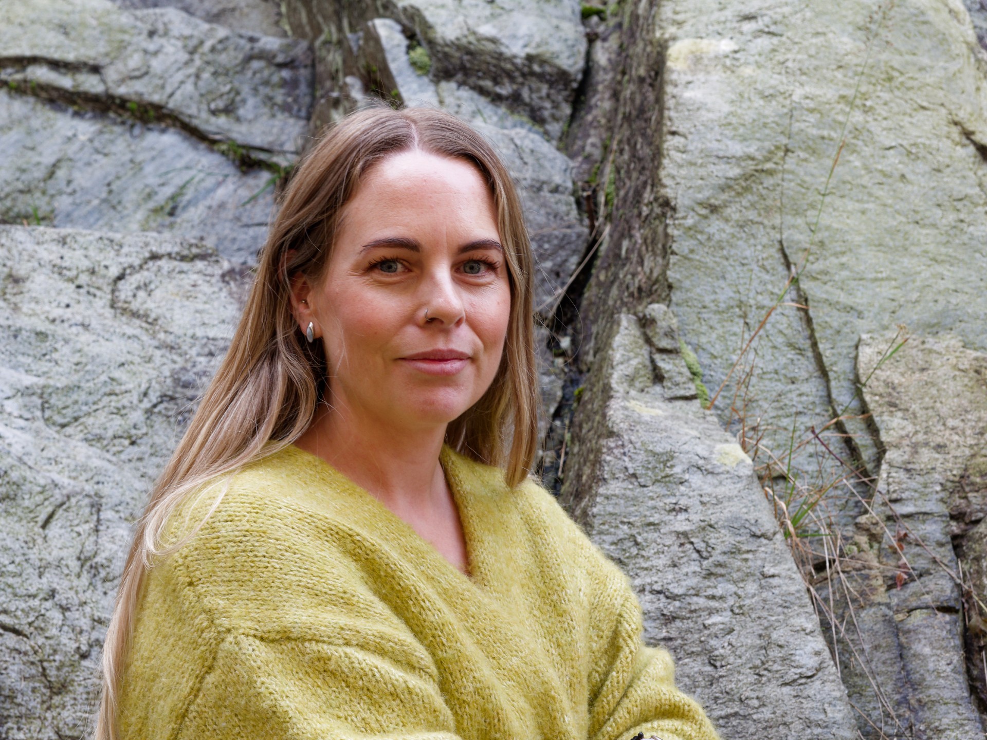 En kvinne i gul skjorte