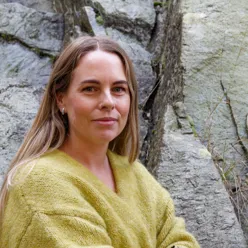 En kvinne i gul skjorte