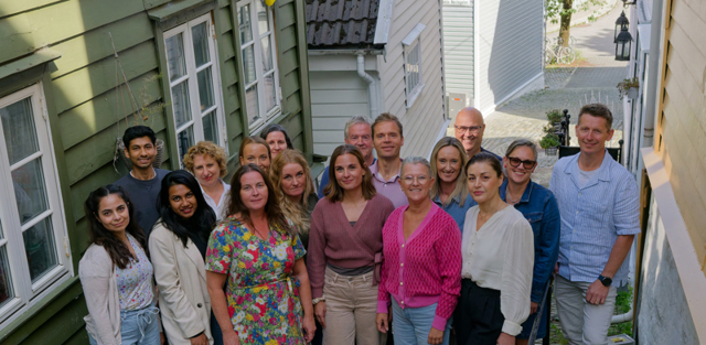 En gruppe mennesker som poserer for et bilde