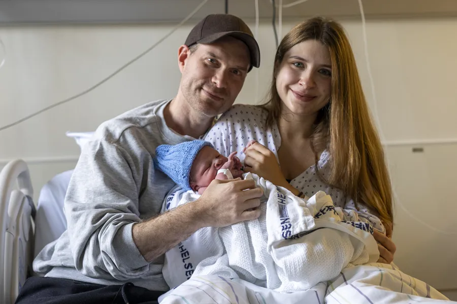 En mann og kvinne som holder en baby