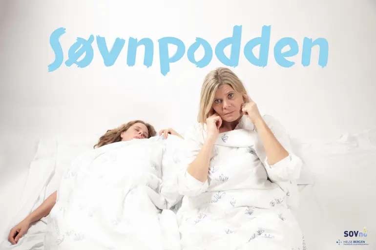 To kvinner i en seng, en som ligger og sover og en som sitter og holder seg for ørene