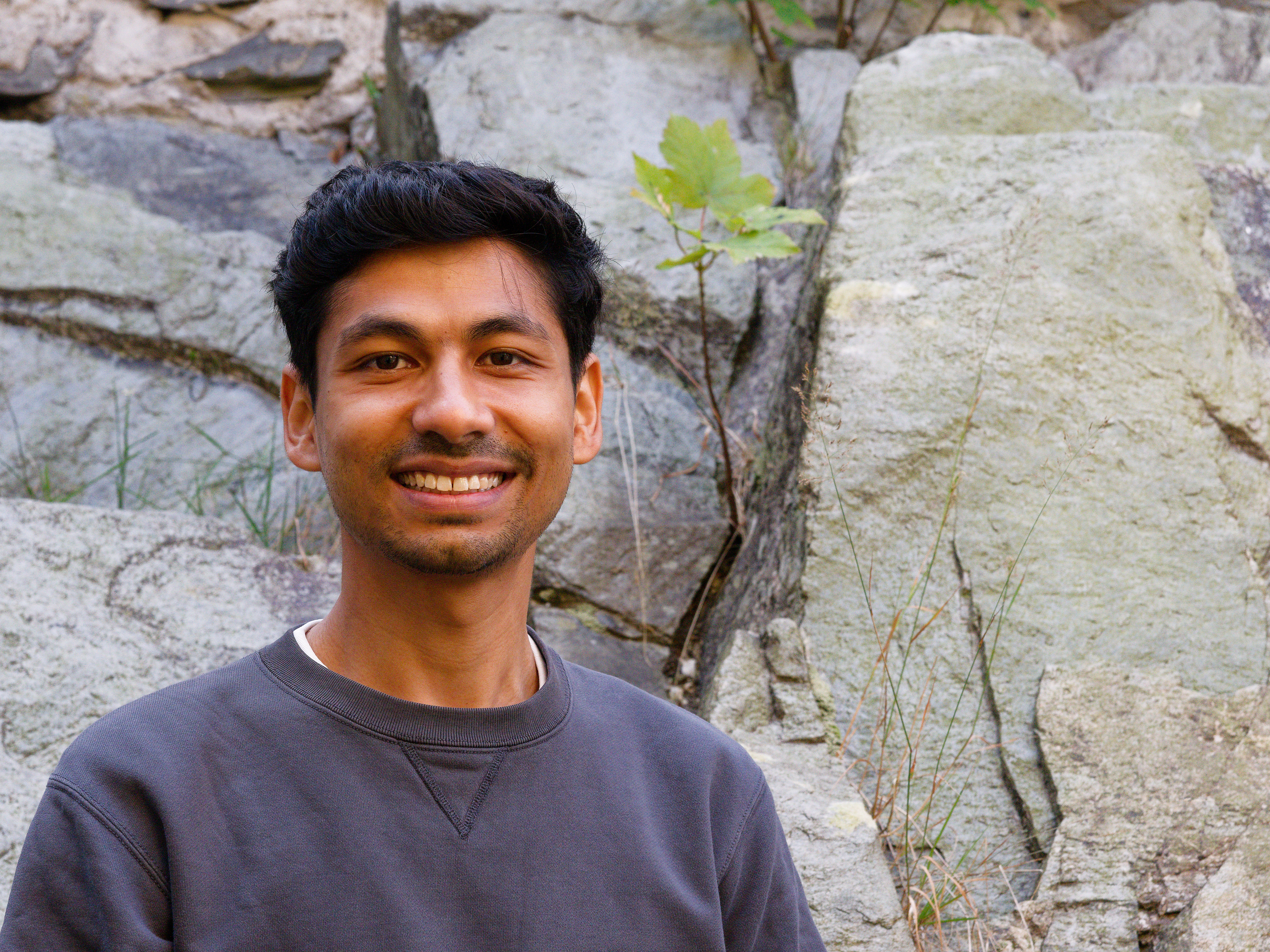 Ein mann som smiler til kamera