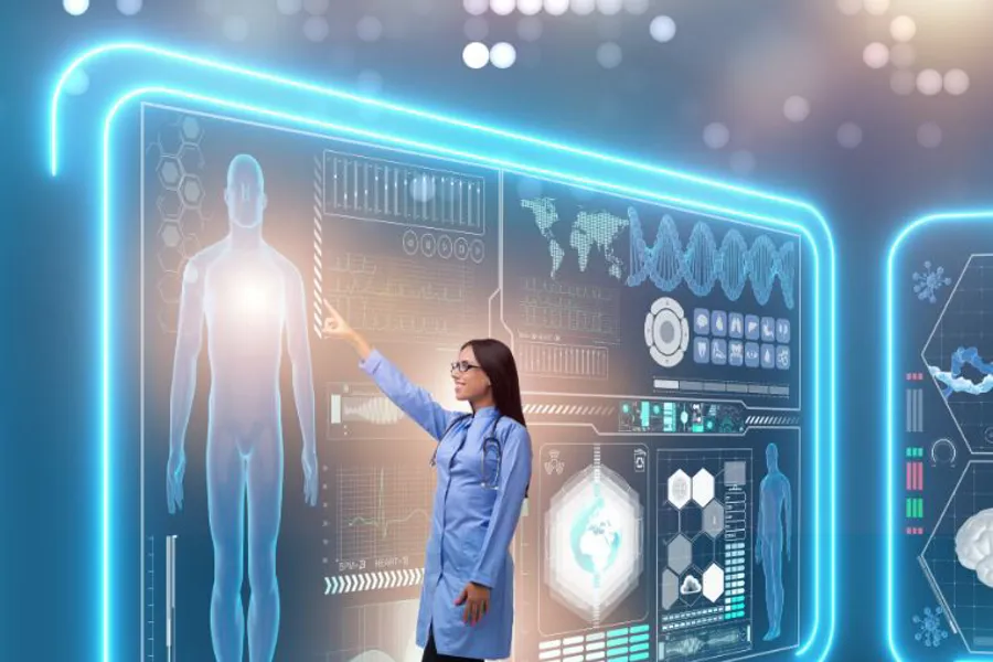 Kvinne med stetoskop peker på stor touch screen med menneskemodeller og vitenskapelig informasjon i futuristisk stil.