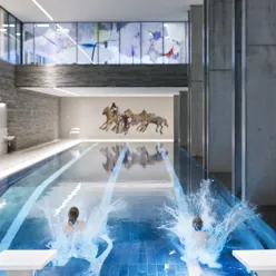 En person i et svømmebasseng