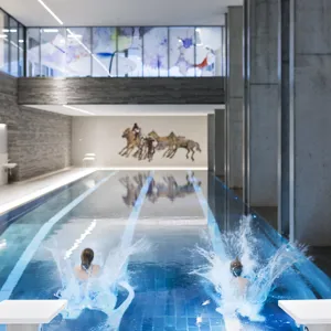 En person i et svømmebasseng