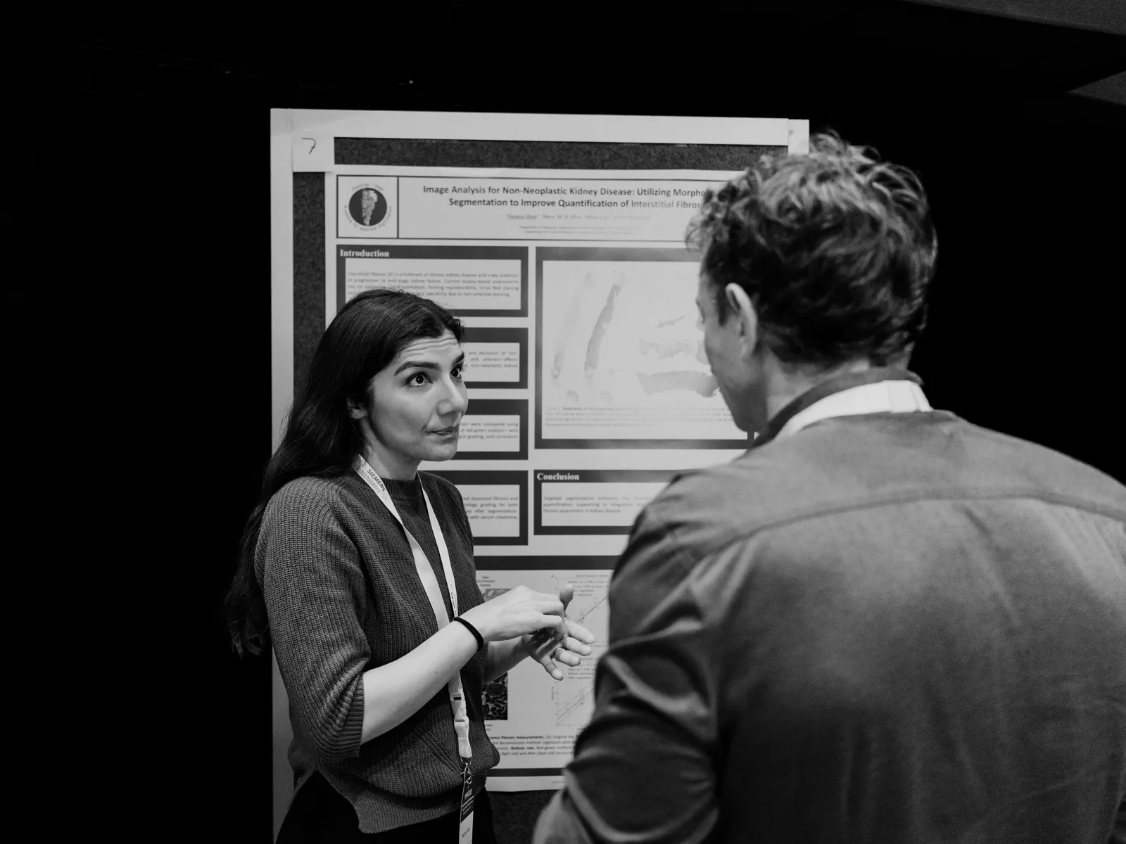 Dame som forklarer sin plakat.