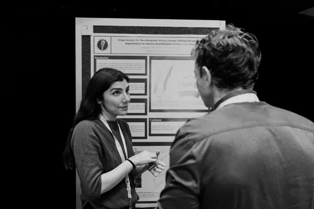 Dame som forklarer sin plakat.