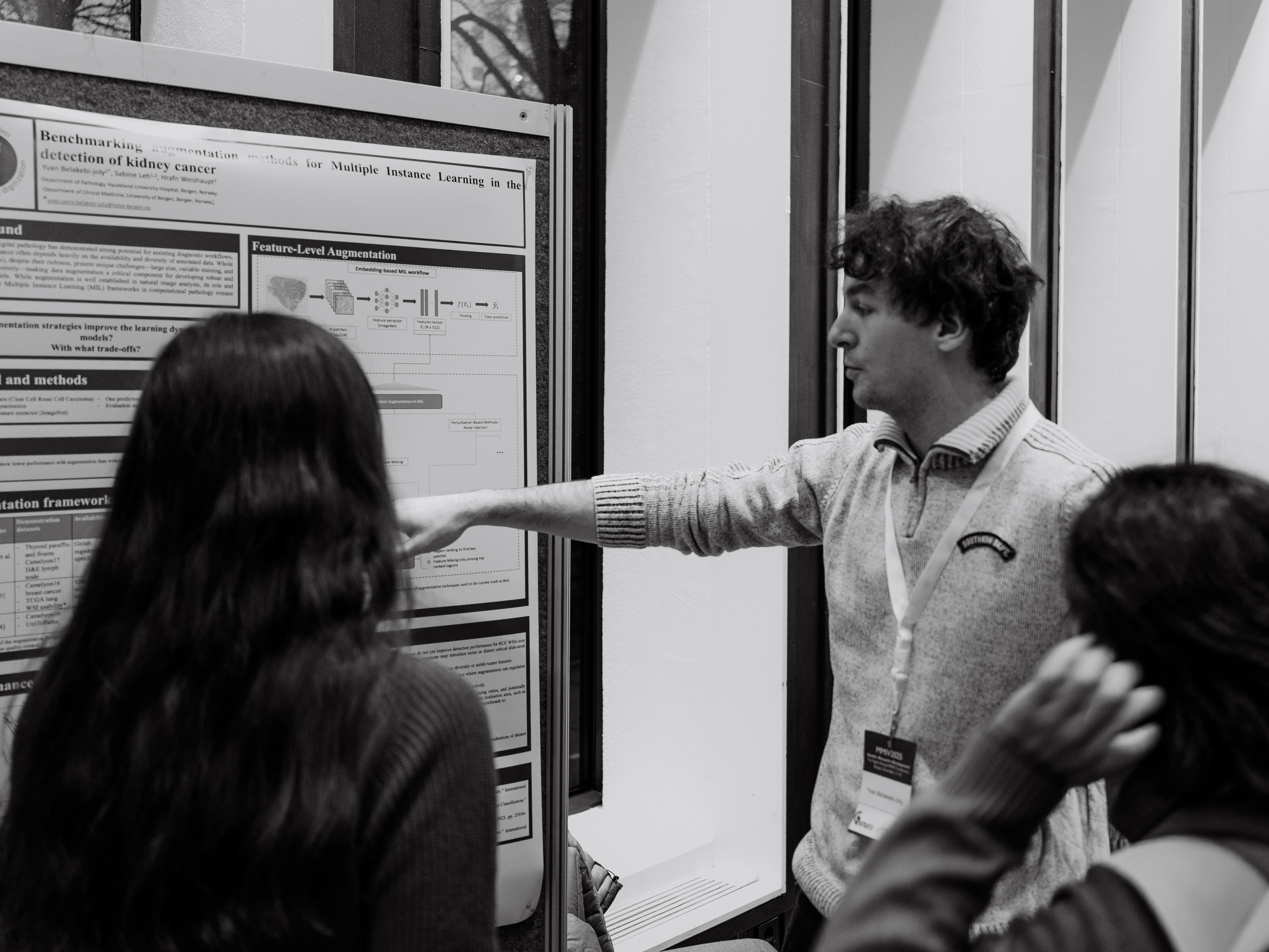 En person som forklarer noe til en gruppe mennesker