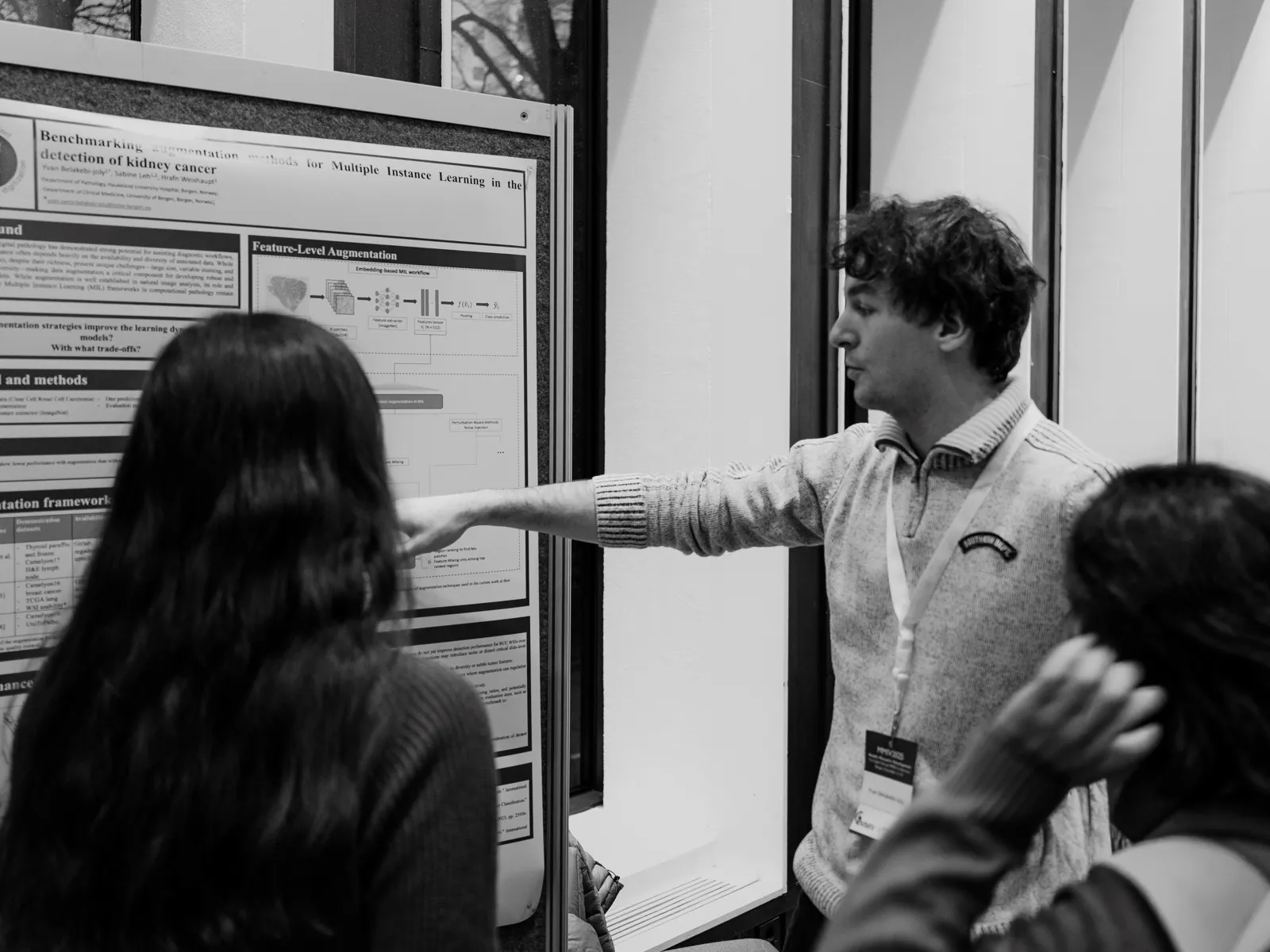 En person som forklarer noe til en gruppe mennesker