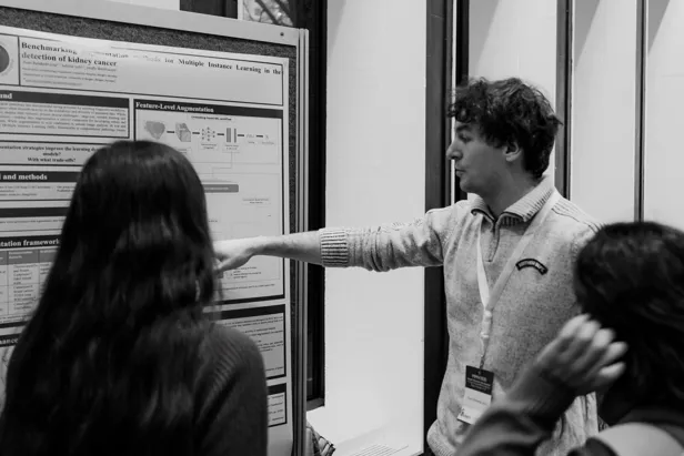 En person som forklarer noe til en gruppe mennesker