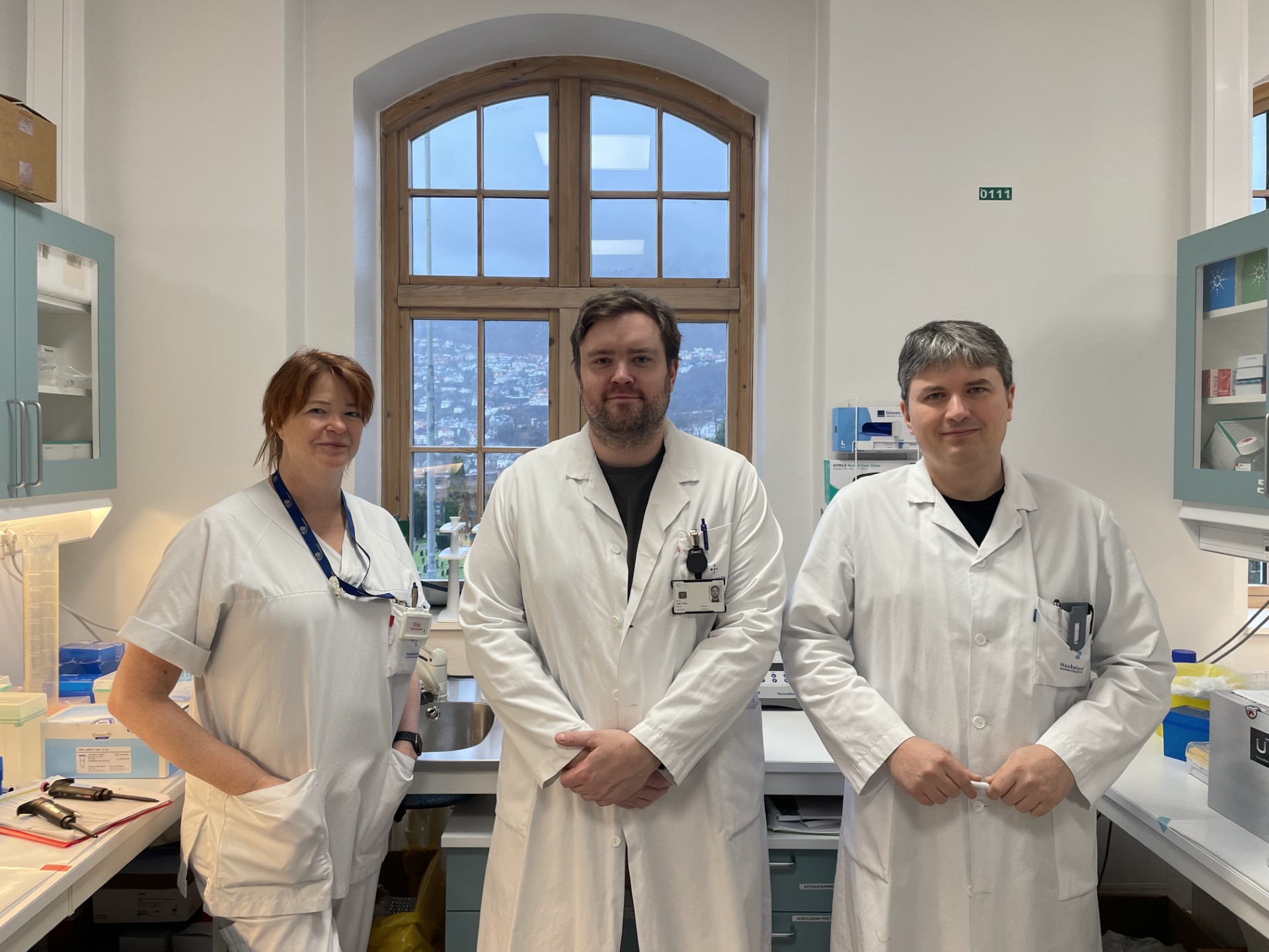 En gruppe mennesker i hvite laboratoriefrakker